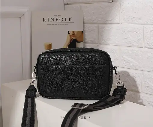 Сумка на плечо с цветным ремешком экокожа черная