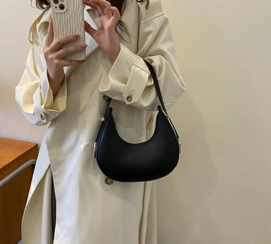 Сумка полумесяц маленькая экокожа черная