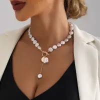 Колье на шею с жемчугом и застежкой золотистое