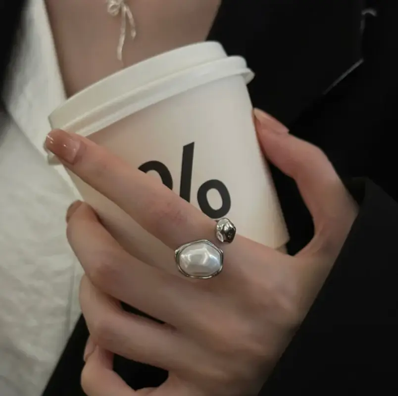 Кольцо ассиметричное с жемчужиной серебристое