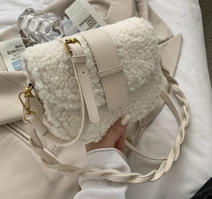 Сумка кросс-боди на плечо меховая белая