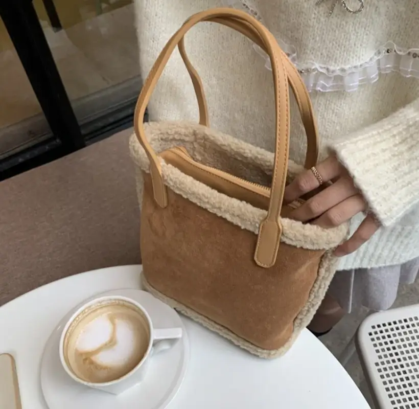 Сумка шоппер с мехом на плечо замша бежевая