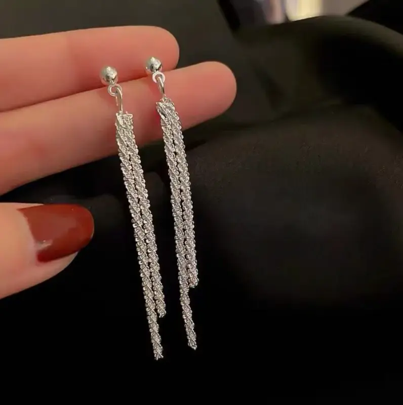 Серьги длинные со стразами серебристые