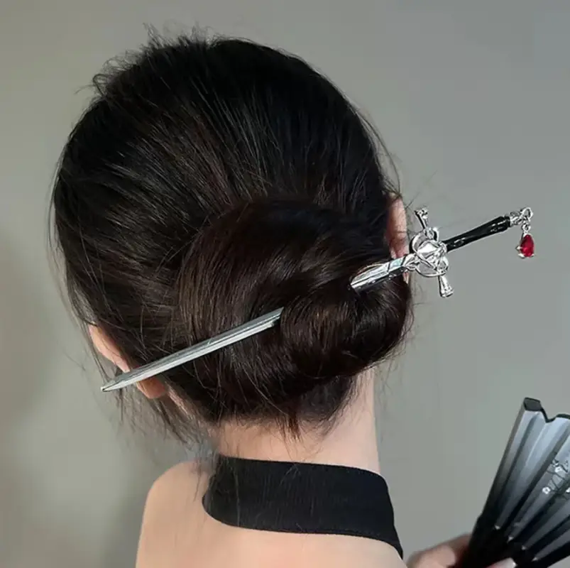 Палочка для волос шпилька Меч серебристая с кристаллом