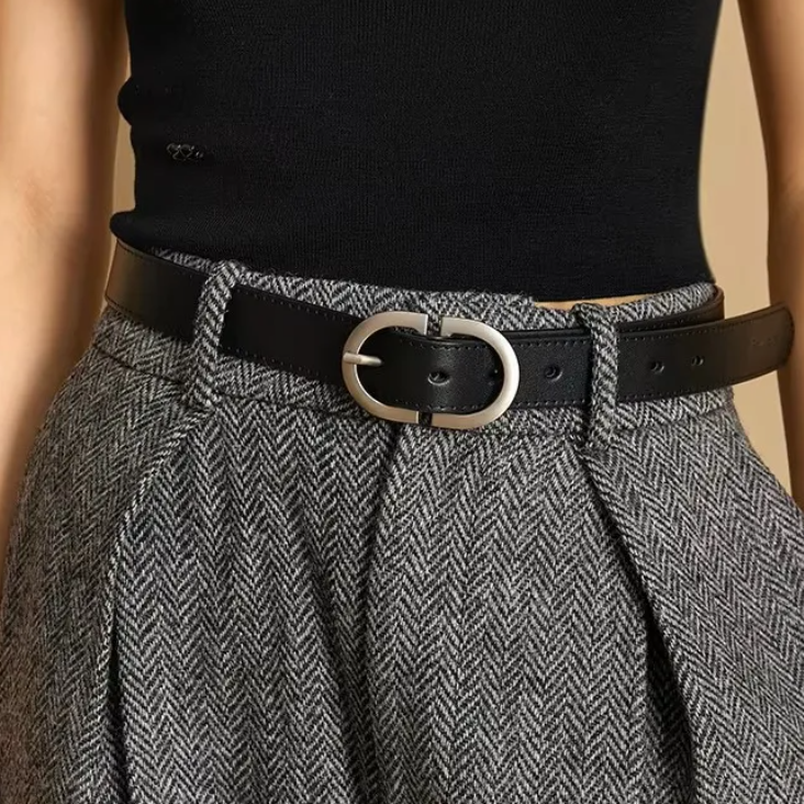 Ремень черный с серебряной пряжкой 105 см Ремень черный с серебряной пряжкой 105 см