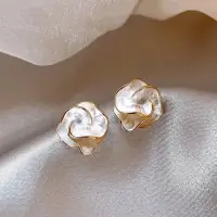 Серьги-гвоздики в виде цветка серебристые