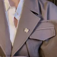 Брошь Клевер с камнем кошачий глаз белый золотистая