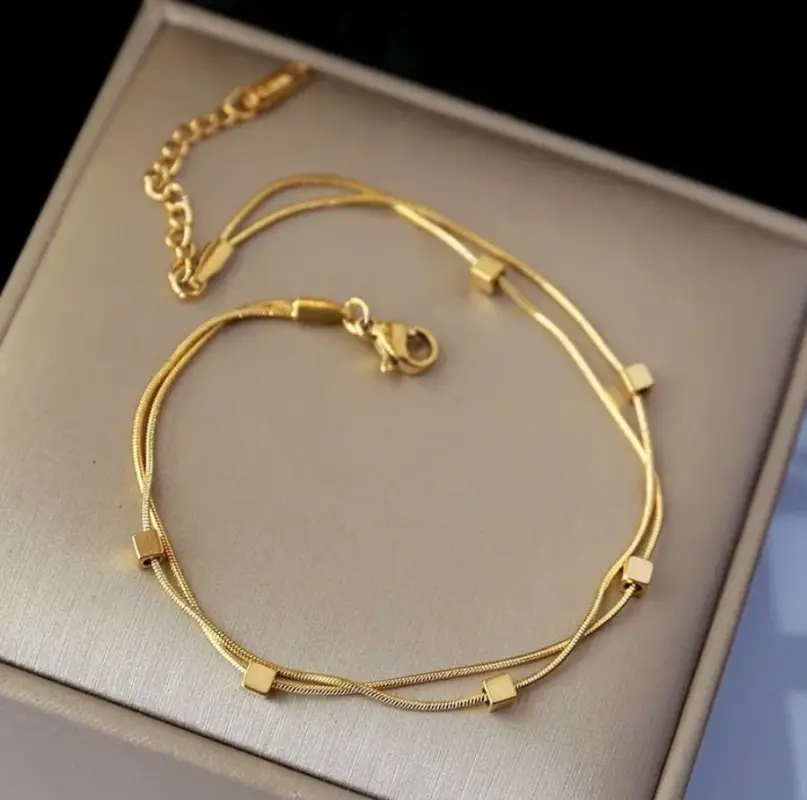 Браслет тонкий с кубиками золотистый