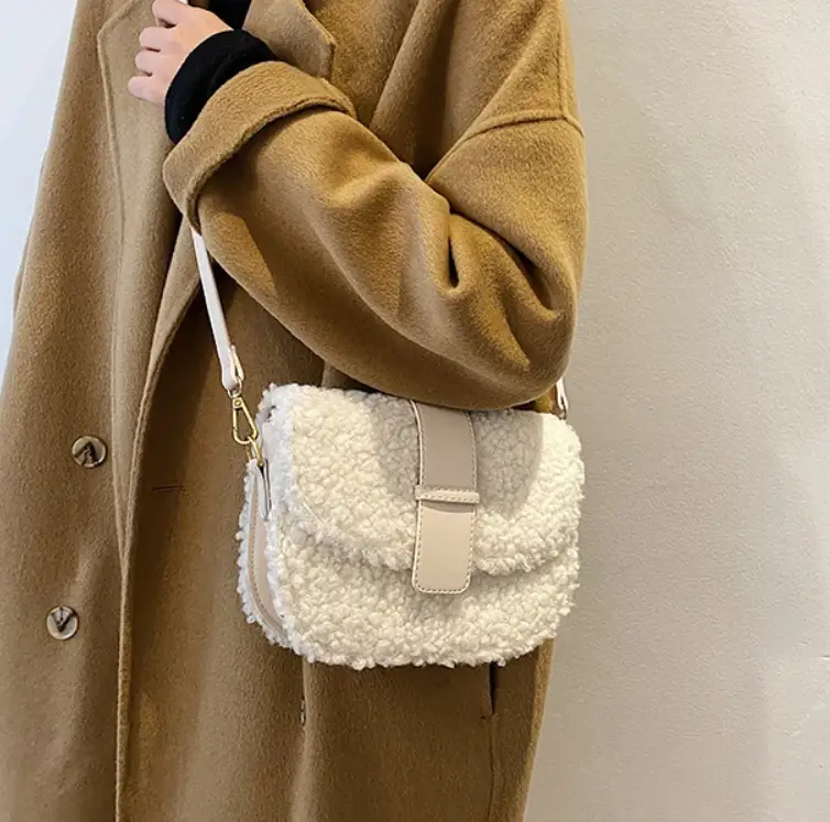 Сумка кросс-боди на плечо меховая белая