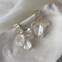 Серьги Цветы с камнями золотистые