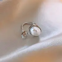 Кольцо ассиметричное с жемчужиной серебристое