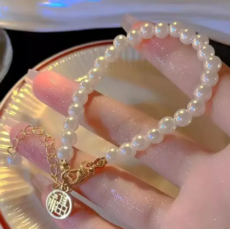 Браслет из жемчужных бусин с золотистой вставкой