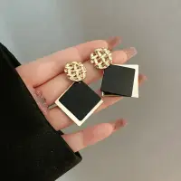 Серьги-пусеты черные ромбы с золотом