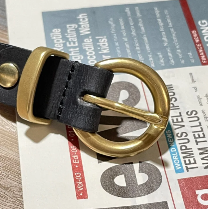 Ремень экокожа черынй с золотой пряжкой 75 см Ремень экокожа черынй с золотой пряжкой 75 см