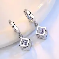 Серьги кольца Кубики с кристаллом серебристые