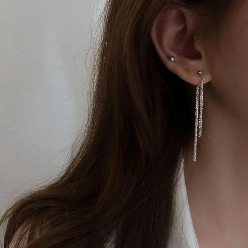 Серьги длинные со стразами серебристые