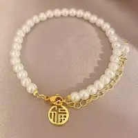 Браслет из жемчужных бусин с золотистой вставкой