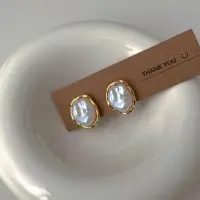 Серьги-гвоздики с искусственным жемчугом золотистые