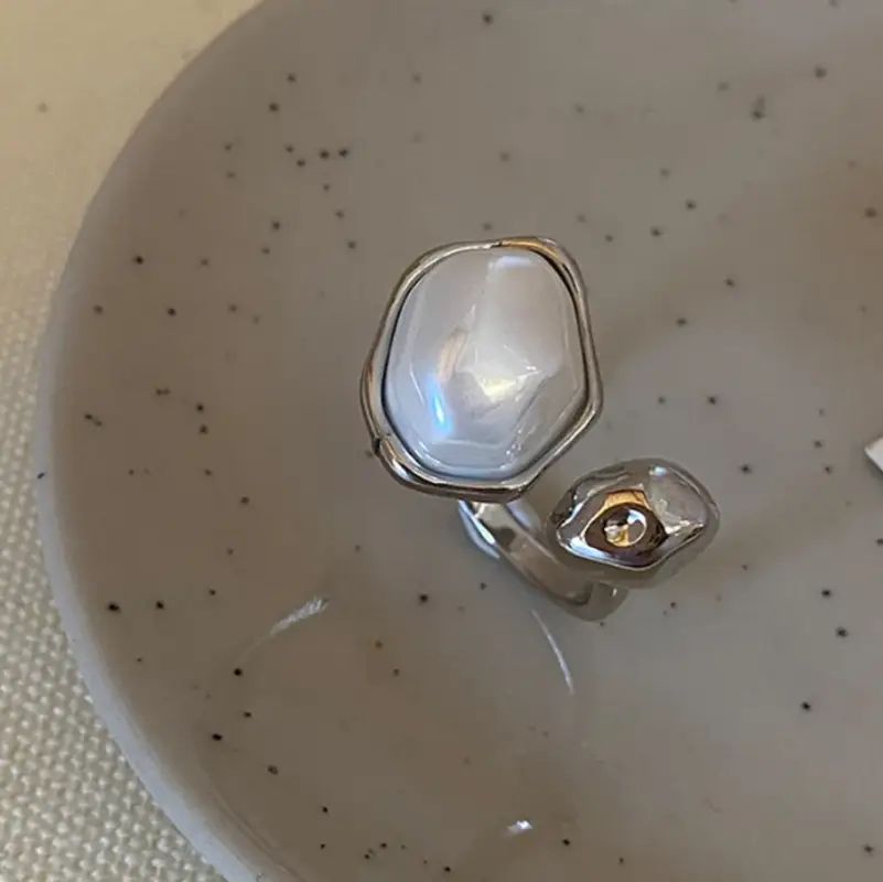 Кольцо ассиметричное с жемчужиной серебристое