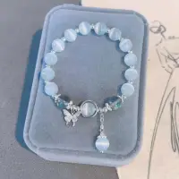 Браслет под опал на резинке с подвеской бабочка