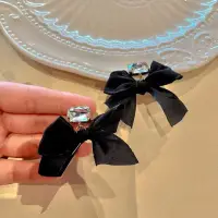 Серьги с камнем и черными бантами