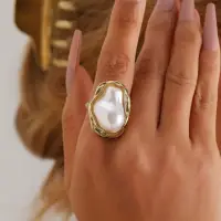 Кольцо ассиметричное с жемчужиной золотистое