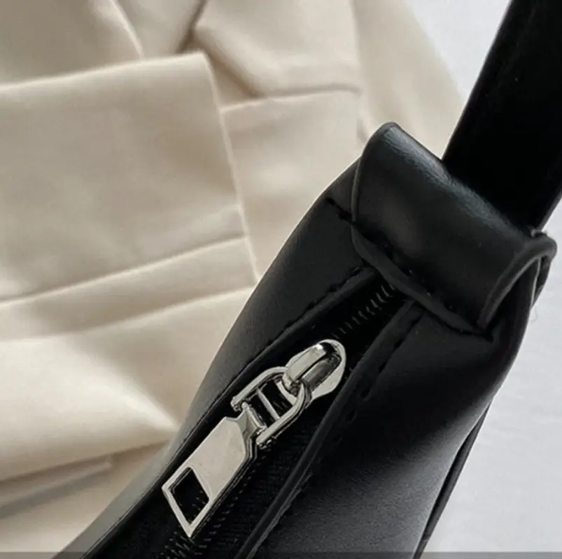 Сумка полумесяц маленькая экокожа черная