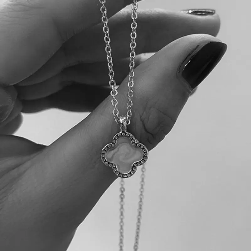 Подвеска на цепочке Клевер белый золотистая