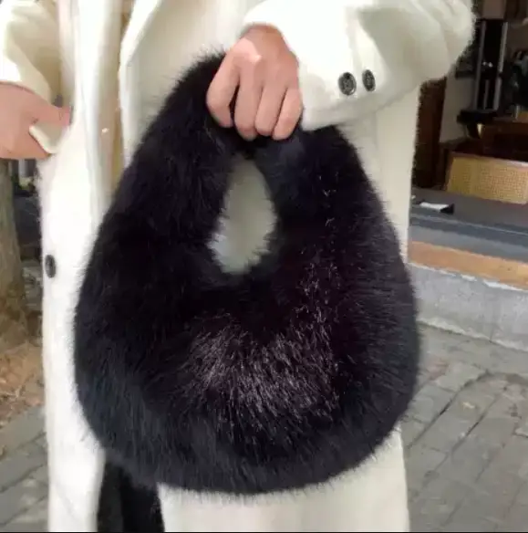 Сумка на плечо меховая зимняя черная