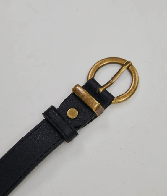 Ремень экокожа черынй с золотой пряжкой 75 см Ремень экокожа черынй с золотой пряжкой 75 см