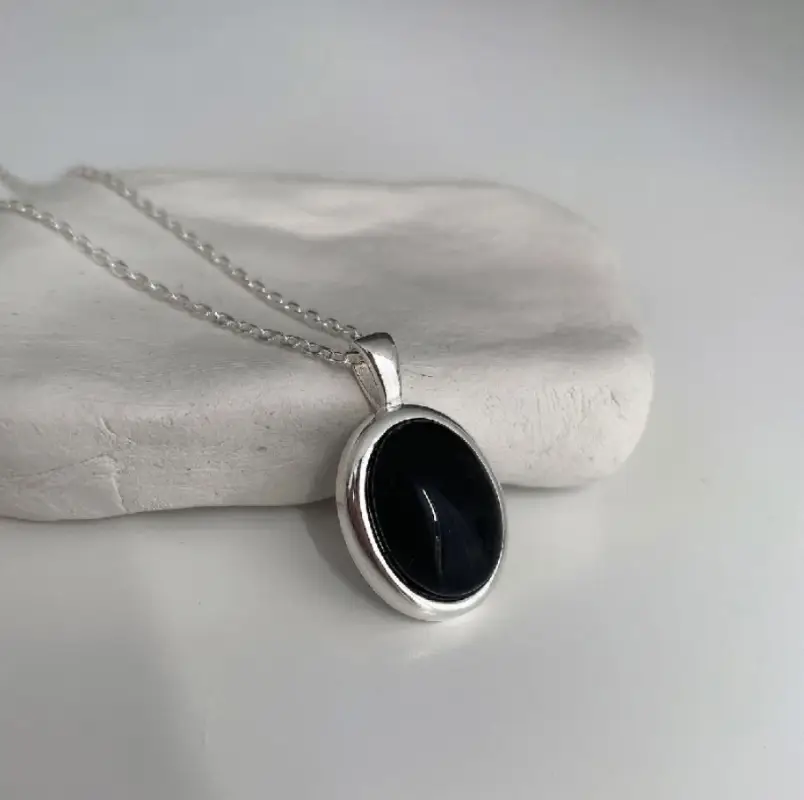Подвеска на цепочке с чёрным камнем серебристая