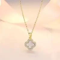Подвеска на цепочке Клевер белый золотистая