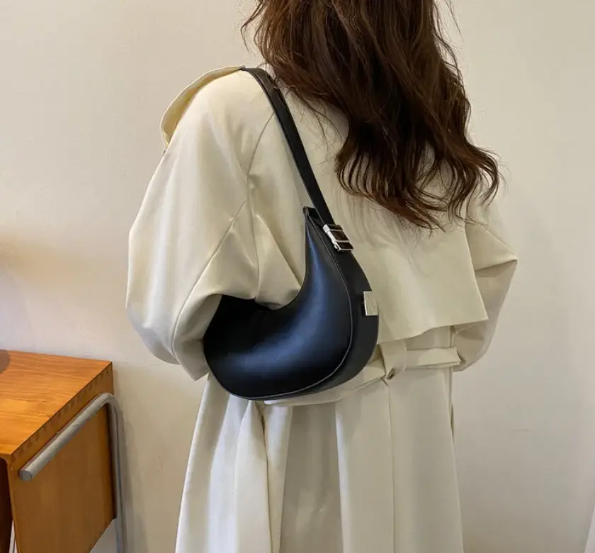 Сумка полумесяц маленькая экокожа черная