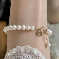 Браслет из жемчужных бусин с золотистой вставкой