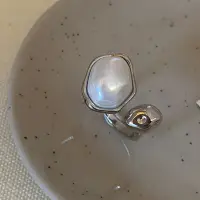 Кольцо ассиметричное с жемчужиной серебристое