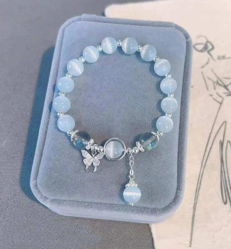 Браслет под опал на резинке с подвеской бабочка