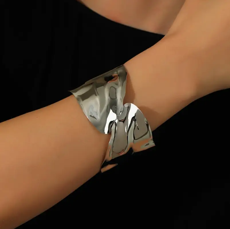 Браслет манжета крупный серебристый