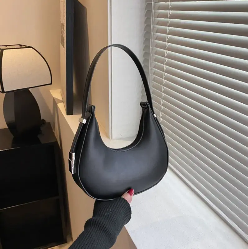 Сумка полумесяц маленькая экокожа черная