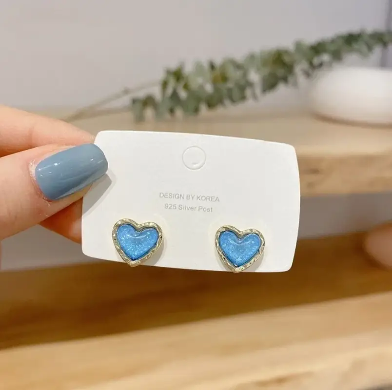 Серьги гвоздики Голубые сердечки серебристые