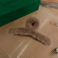 Крабик для волос пушистый молочный 12 см