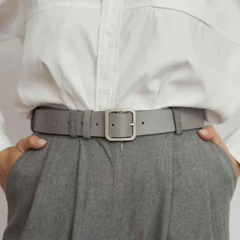 Ремень серый с серебряной пряжкой 100 см