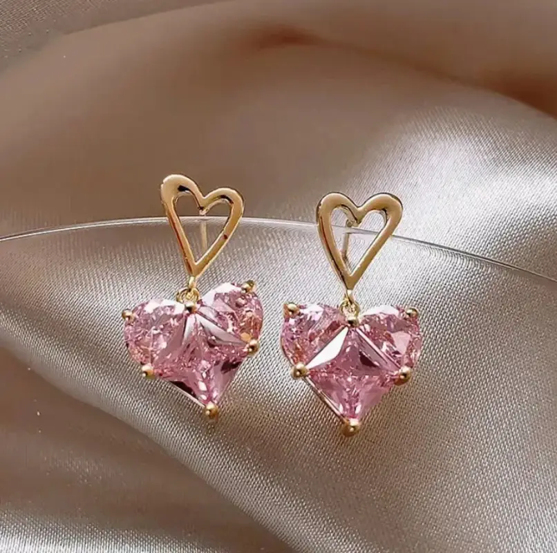 Серьги пусеты Розовые сердца кристаллы золотистые