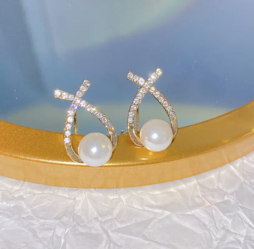 Серьги с камнями и искусственным жемчугом золотистые