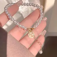 Браслет из жемчужных бусин с золотистой вставкой