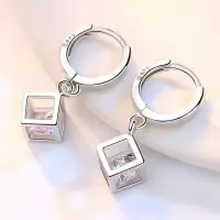 Серьги кольца Кубики с кристаллом серебристые