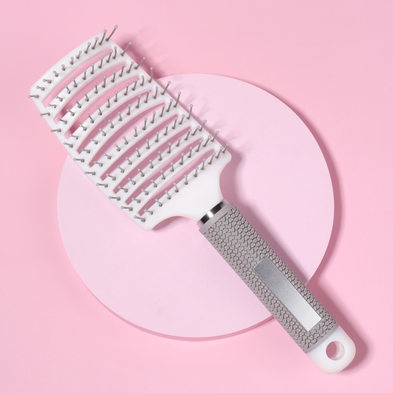 Расчёска массажная, с магнитом, прорезиненная ручка, вентилируемая, 7,5 &times; 25,5 см, цвет бежевый/белый